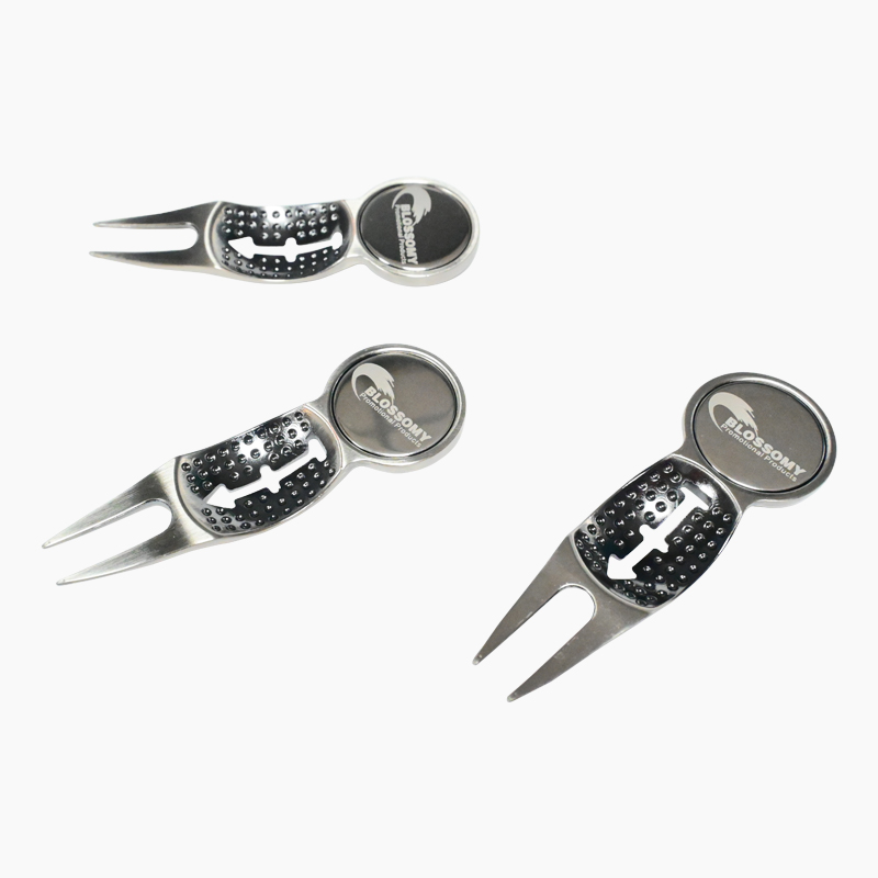 Durable 3-in-1 Golf Divot Tool With Ball Marker and Arrow Line Putting Alignment Stencil