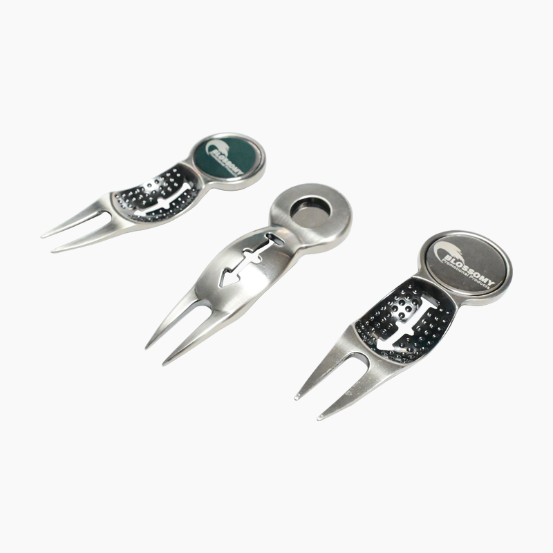 Durable 3-in-1 Golf Divot Tool With Ball Marker and Arrow Line Putting Alignment Stencil