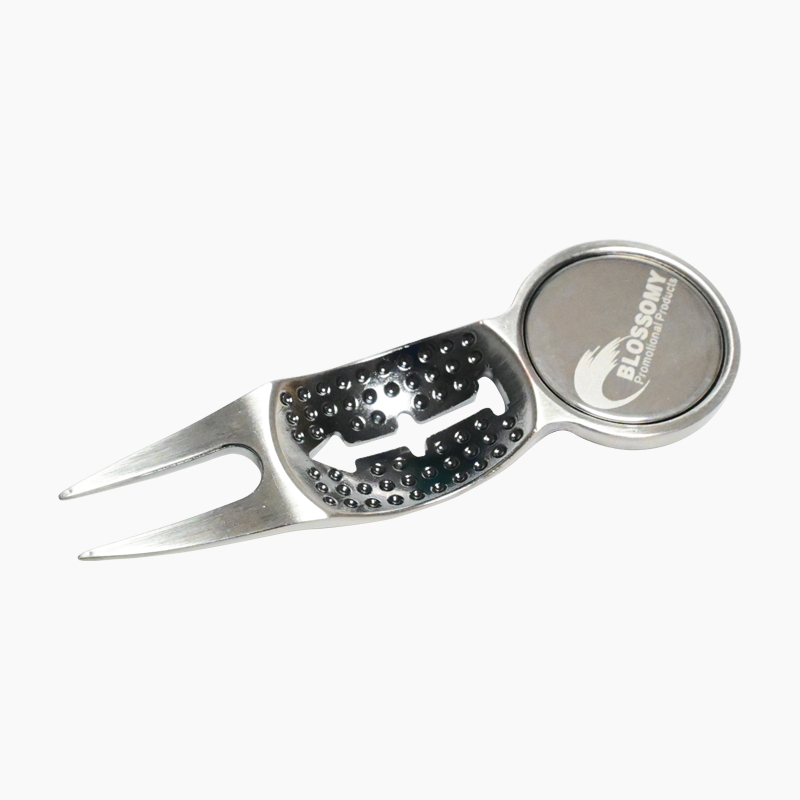 Durable 3-in-1 Golf Divot Tool With Ball Marker and Arrow Line Putting Alignment Stencil